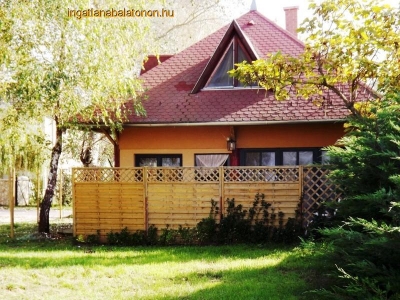 Ein neues Ferienhaus ist in Balatonszárszó, nicht weit vom Freistrand für max. 6 Personen zu vermieten