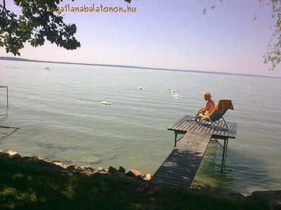 Ein Ferienhaus mit eigenem Seeufer unf Steg in Balatonkenese-Balatonakarattya für max. 7 Personen