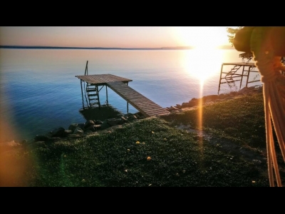 Balatonkenese-Balatonakarattyán vízparti nyaraló stéggel kiadó