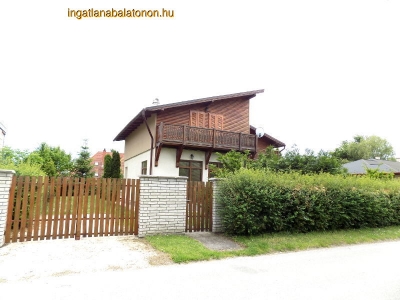 Die Hälfte eines Doppelhauses ist in Szántód, 50 m vom Balaton für max. 8 Personen