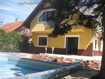 In Zamárdi a waterfront holiday house with a pool is for rent for max 7 people