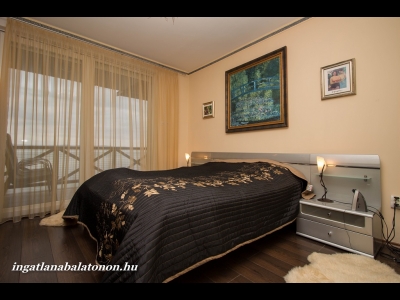Hotel helyett! Panorámás exkluzív kivitelű apartman max. 6 fő részére vízparti lakóparkban kiadó