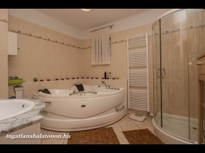 Hotel helyett! Panorámás exkluzív kivitelű apartman max. 6 fő részére vízparti lakóparkban kiadó