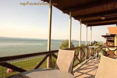 Teljes panorámás közvetlen balatonparti exkluzív apartman max. 6 vendégnek üdülőparkban kiadó