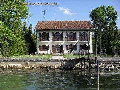 Balatonszárszón önálló, igényes vízparti nyaraló horgászstéggel kiadó max 9 fő részére