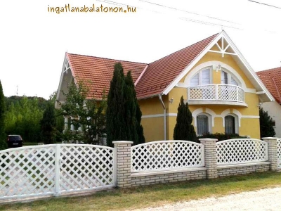 In Zamárdi a newly built six-bedroom holiday house 1000 meters from Lake Balaton is for rent