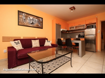 Balatonőszödön vízparti lakóparkban teljes panorámás, modern 2 hálószobás apartman kiadó max. 6+1 vendégnek