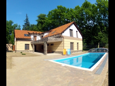 In Balatonszemes, 100 meters away from the beach a luxury apartment with a pool is for rent for 5  people in the Fsz. 3 apartment