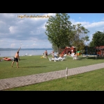 Balatonőszödi Hullám Üdülőparkban  vízközeli 2 szobás, kert kapcsolatos apartman kiadó