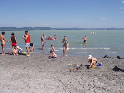 Balatonlellén 2 szobás, medencés modern, klimatizált vízközeli apartman kiadó 