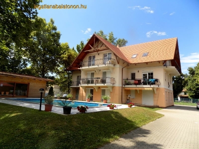 Balatonlellén 2 szobás, medencés modern, klimatizált vízközeli apartman kiadó 