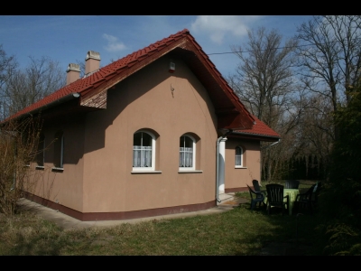 Balatonőszödön a Balatontól 400 méterre új építésű 2 hálószoba nappalis igényes ház kiadó