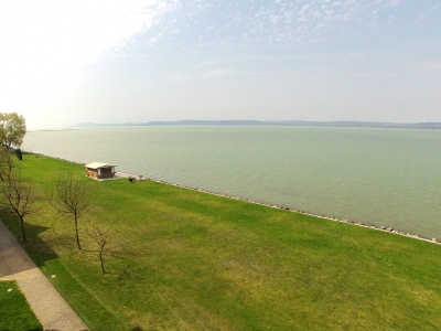 A Hullám Üdülőparkban teljes panorámás közvetlen vízparti apartman  kiadó