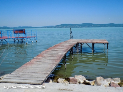 Balatonbogláron közvetlen vízparti modern 3 szobás földszinti apartman kiadó