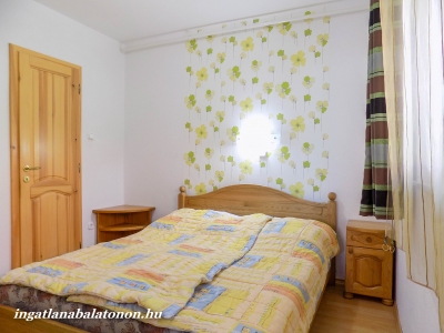 Balatonbogláron közvetlen vízparti modern 3 szobás földszinti apartman kiadó