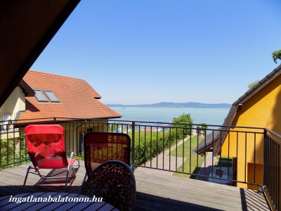 Balatonbogláron közvetlen vízparti modern 3 szobás emeleti apartman kiadó