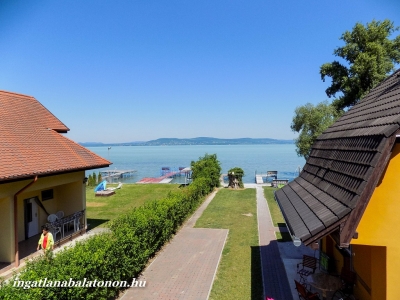 Balatonbogláron közvetlen vízparti modern 3 szobás emeleti apartman kiadó