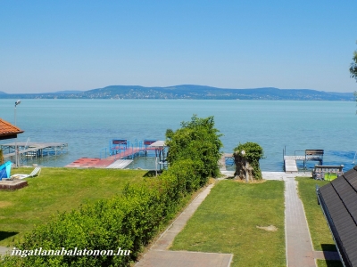 Balatonbogláron közvetlen vízparti modern 3 szobás emeleti apartman kiadó