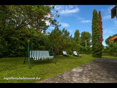 Szántódon a Balatontól 80 méterre ikerfél kiadó