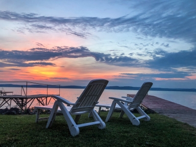 Balatonszárszón közvetlen privát vízparttal rendelkező jacuzzis önálló nyaralóház kiadó