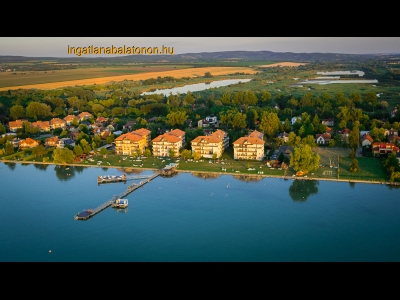 Első emeleti klímás két hálószobával rendelkező apartman 6 felnőtt és egy baba részére kiadó a balatonőszödi Hullám Üdülőparkban