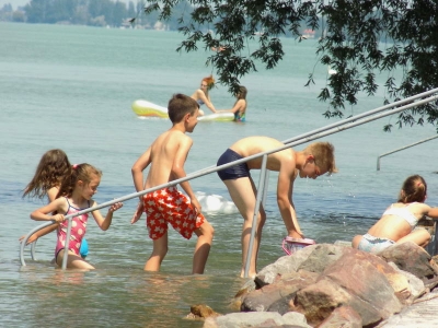 Első emeleti klímás két hálószobával rendelkező apartman 6 felnőtt és egy baba részére kiadó a balatonőszödi Hullám Üdülőparkban