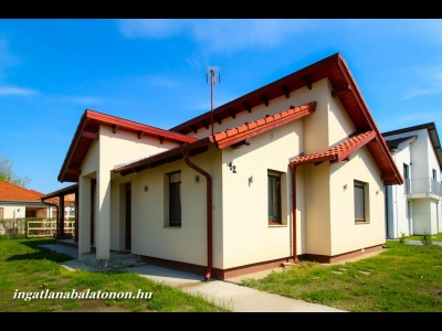 In the Hullám Holiday Resort a 3 bedroom luxury villa with a Jacuzzi is for rent for max 6+2 people