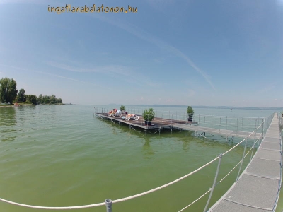 Új építésű modern vízközeli önálló nyaraló a balatonőszödi Hullám Üdülőparkban  kiadó