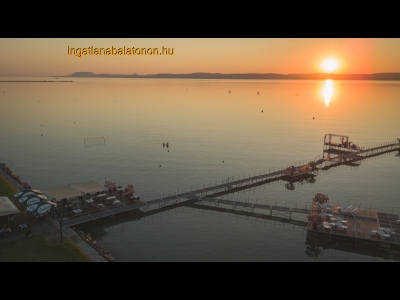 Új építésű modern vízközeli önálló nyaraló a balatonőszödi Hullám Üdülőparkban  kiadó