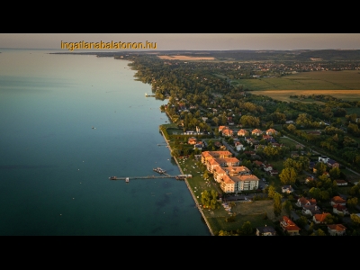 Új építésű modern vízközeli önálló nyaraló a balatonőszödi Hullám Üdülőparkban  kiadó