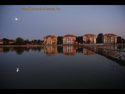 A balatonőszödi Hullám Üdülőparkban panorámás apartmanban szállás kiadó 4+1 főnek