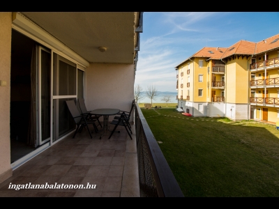 Balatonőszödi Hullám Üdülőparkban modern szállás kiadó vízparti apartmanban