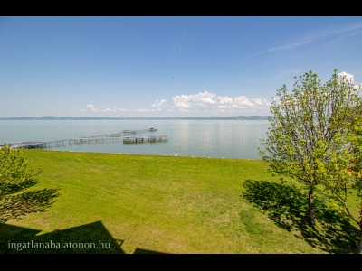 Lakóparkban teljes panorámás, közvetlen vízparti, 2 szobás modern apartman kiadó