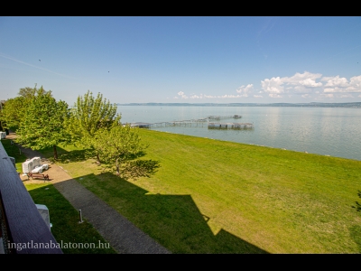 Lakóparkban teljes panorámás, közvetlen vízparti, 2 szobás modern apartman kiadó