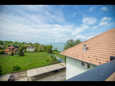 Balatonőszödön vízparti lakóparkban panorámás, modern 3 hálószobás apartman kiadó max. 8+1 főnek