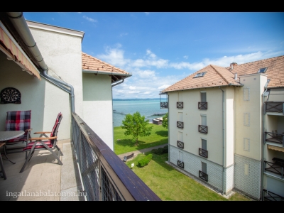 Balatonőszödön vízparti lakóparkban panorámás, modern 3 hálószobás apartman kiadó max. 7+2 főnek