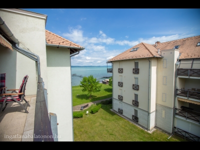 Balatonőszödön vízparti lakóparkban panorámás, modern 3 hálószobás apartman kiadó max. 8+1 főnek