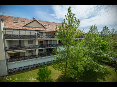 Balatonőszödön vízparti lakóparkban panorámás, modern 3 hálószobás apartman kiadó max. 8+1 főnek