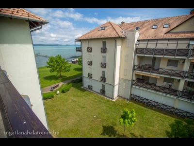 Balatonőszödön vízparti lakóparkban panorámás, modern 3 hálószobás apartman kiadó max. 8+1 főnek