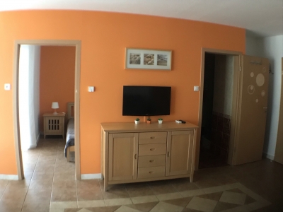 Balatonlellén a Balatontól 50 méterre újszerű apartmanházban első emeleti apartman kiadó max 2+2 fő részére 1. emelet 17.