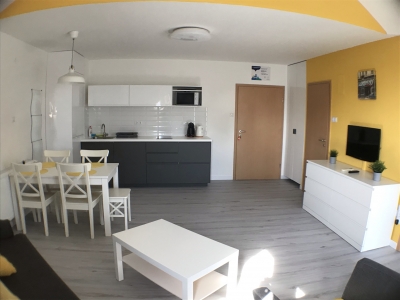 Balatonlellén a Balatontól 50 méterre újszerű apartmanházban első emeleti apartman kiadó max 2+2 fő részére 2. em. 25. 