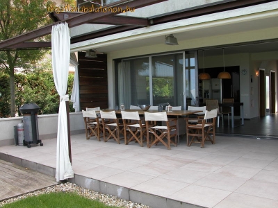 Luxus minimál villa saját stranddal, jakuzzival