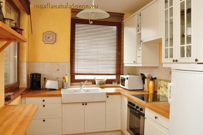 Balatonszárszón 3 hálószobás luxus nyaraló saját vízparttal