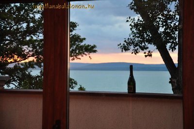 Balatonszárszón 3 hálószobás luxus nyaraló saját vízparttal