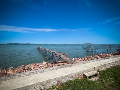 Balatonszárszón saját vízparttal hangulatos, kítűnő állapotú 2 szintes faház kiadó max 8 fő részére