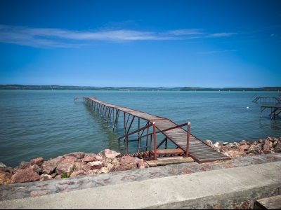 Balatonszárszón saját vízparttal hangulatos, kítűnő állapotú 2 szintes faház kiadó max 8 fő részére