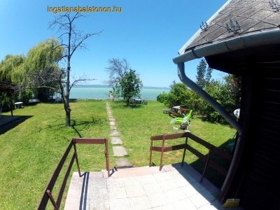 A wooden house with own beachin Balatonszárszó for 8 persons